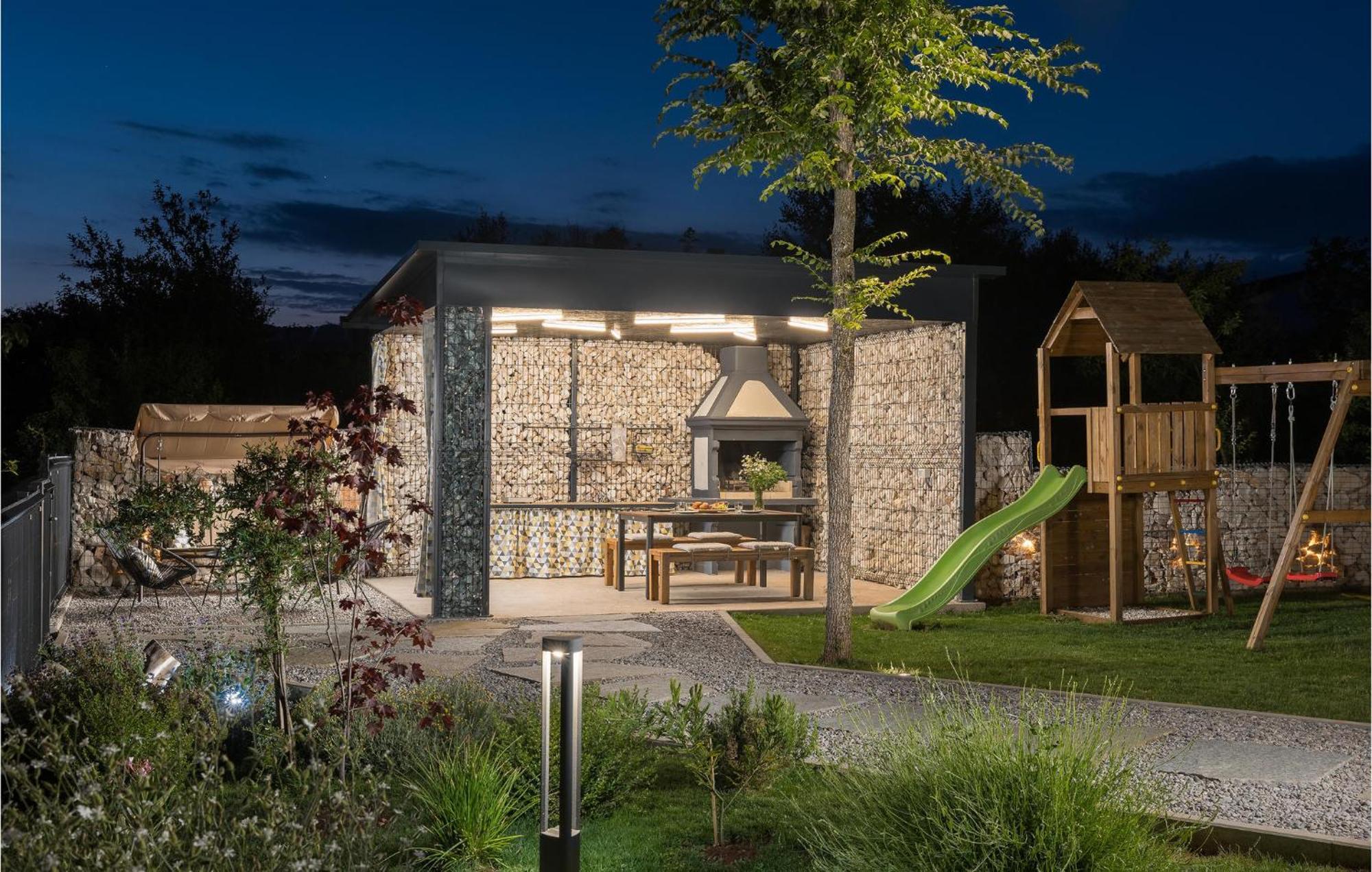 Beautiful Home In Tinjan With Jacuzzi Extérieur photo