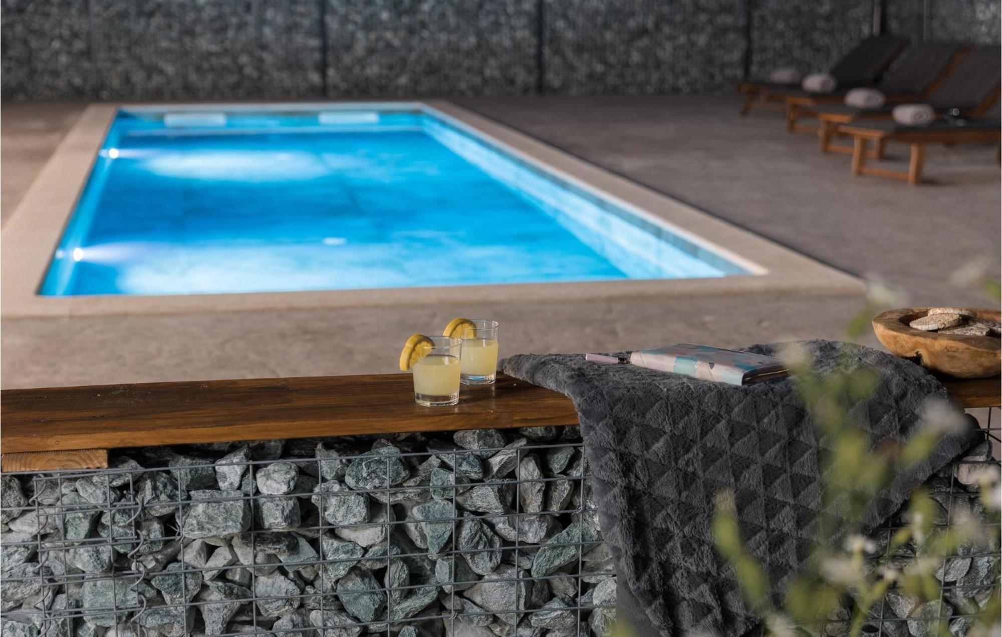 Beautiful Home In Tinjan With Jacuzzi Extérieur photo