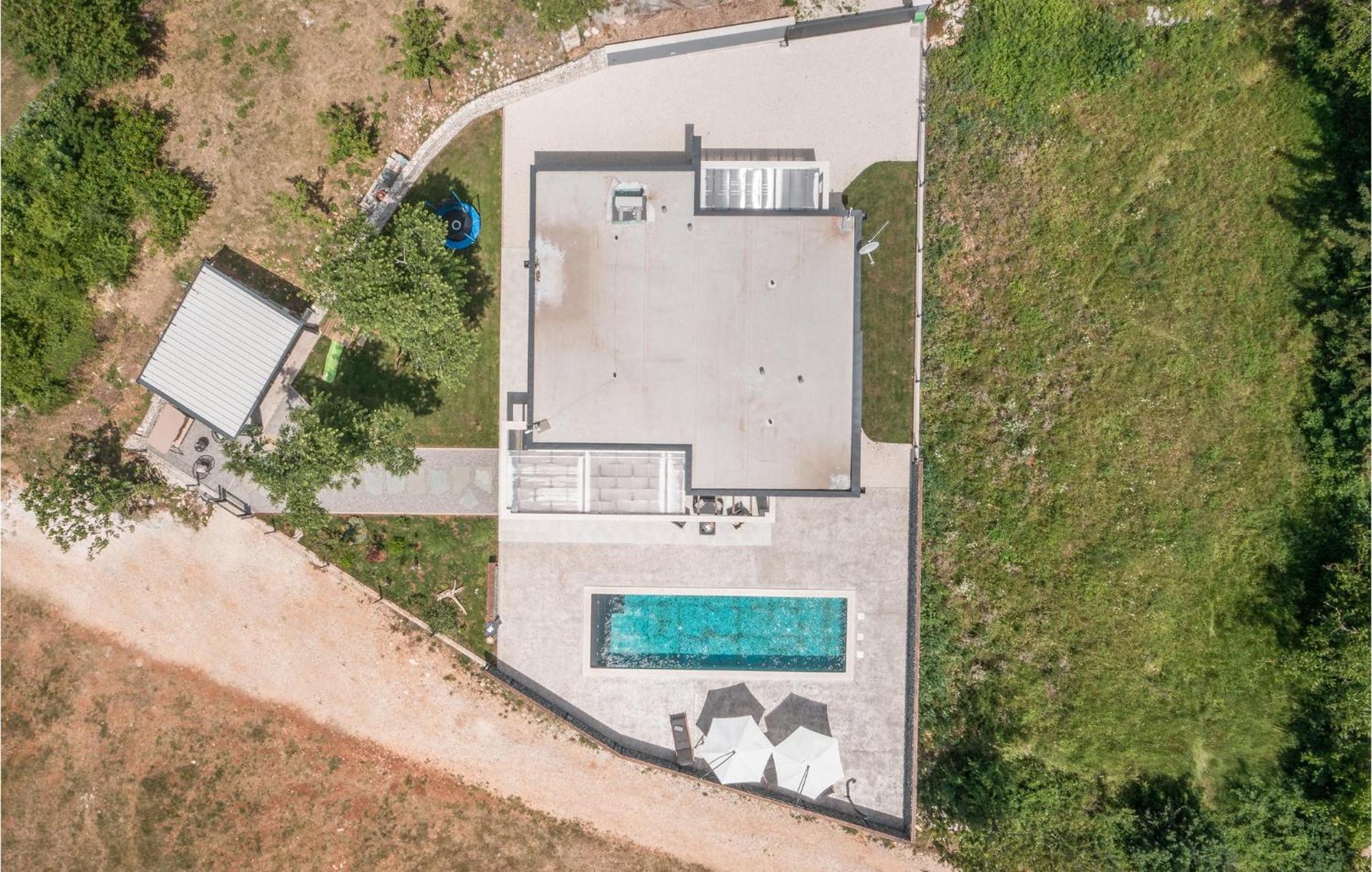 Beautiful Home In Tinjan With Jacuzzi Extérieur photo