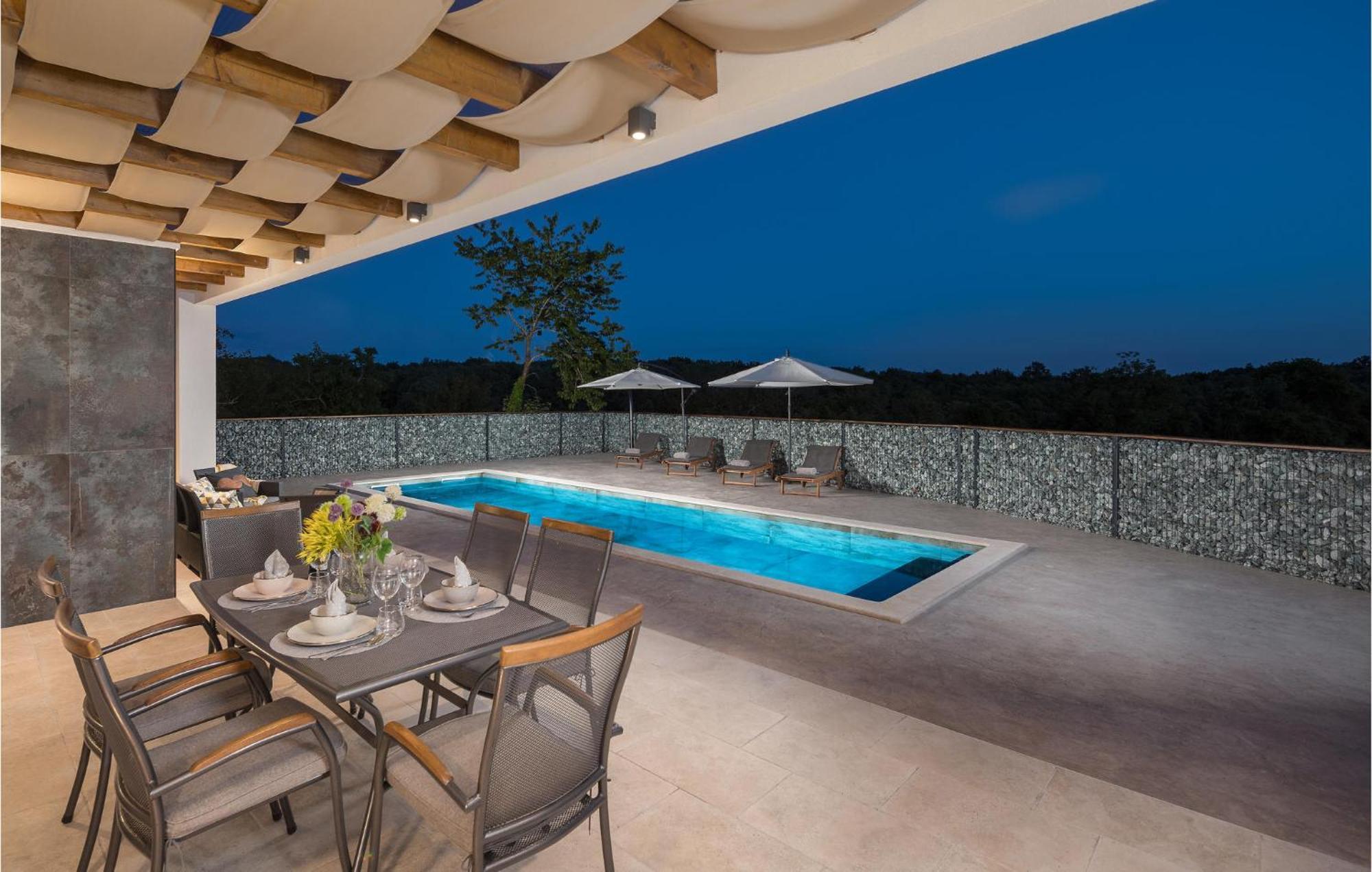 Beautiful Home In Tinjan With Jacuzzi Extérieur photo