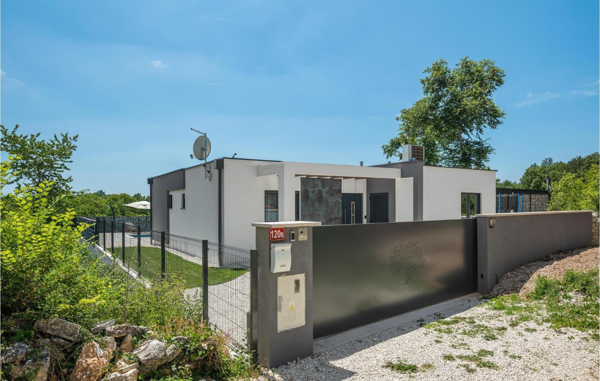 Beautiful Home In Tinjan With Jacuzzi Extérieur photo